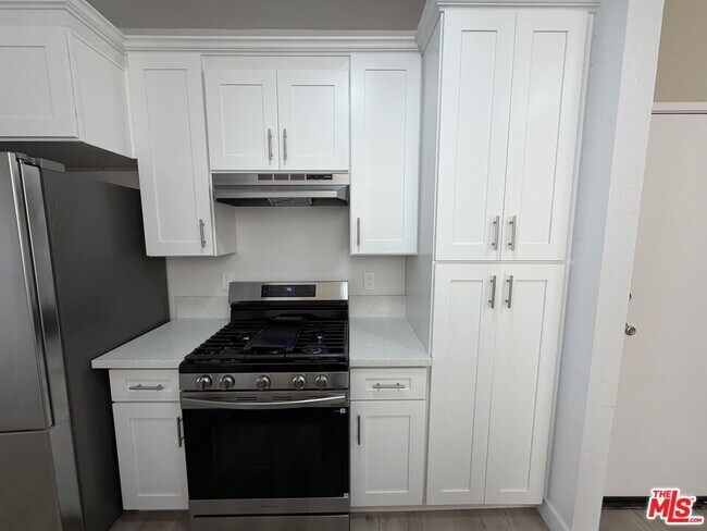 Foto del edificio - 156 S Oak Knoll Ave