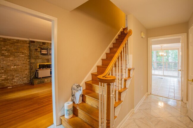 Foto del edificio - Spacious 5 BR/3.5 BA Single-Family Home in...