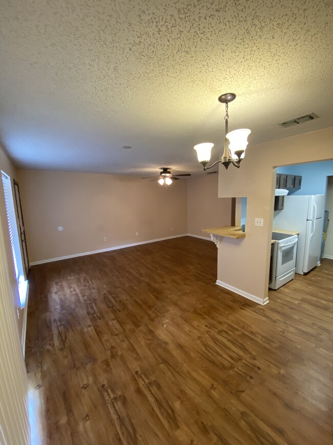 Building Photo - 210 W Austin St