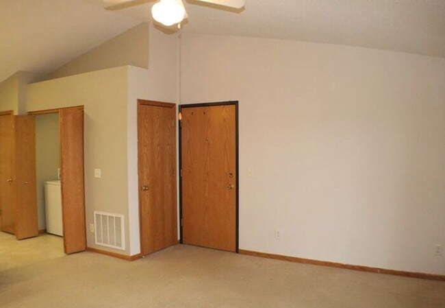 Foto del edificio - $1,125 | 2 Bedroom, 1 Bathroom Condo | No Pets | Available for an April 16th, 2026 Move In!*