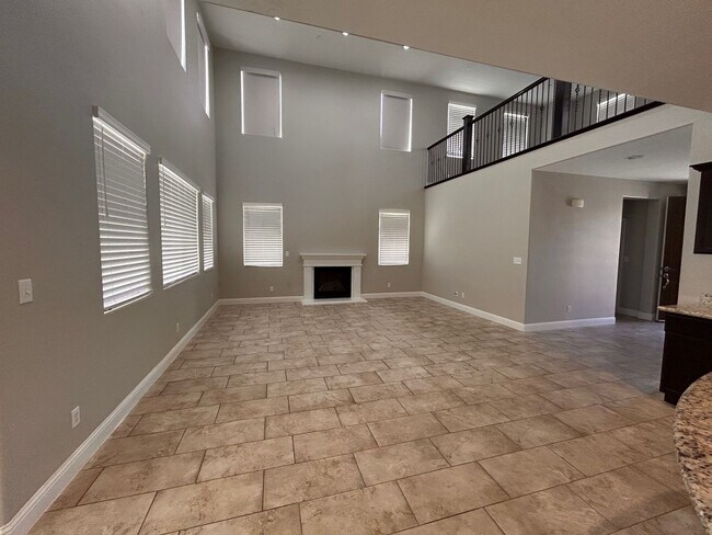 Building Photo - Gorgeous home for rent in Visalia