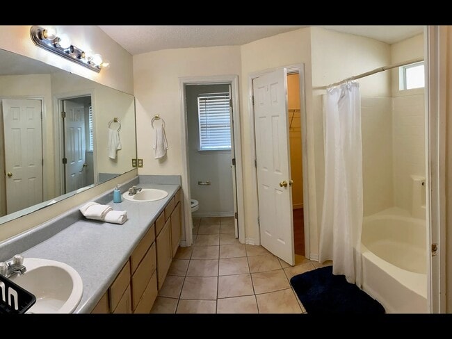 Foto del edificio - 853 Ladner Dr