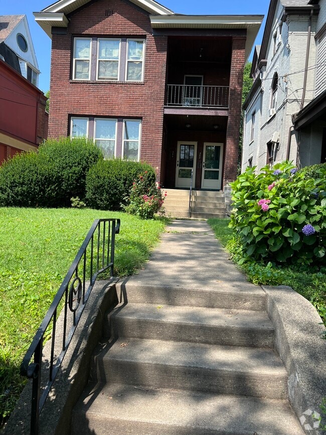 Building Photo - 382 S Winebiddle St