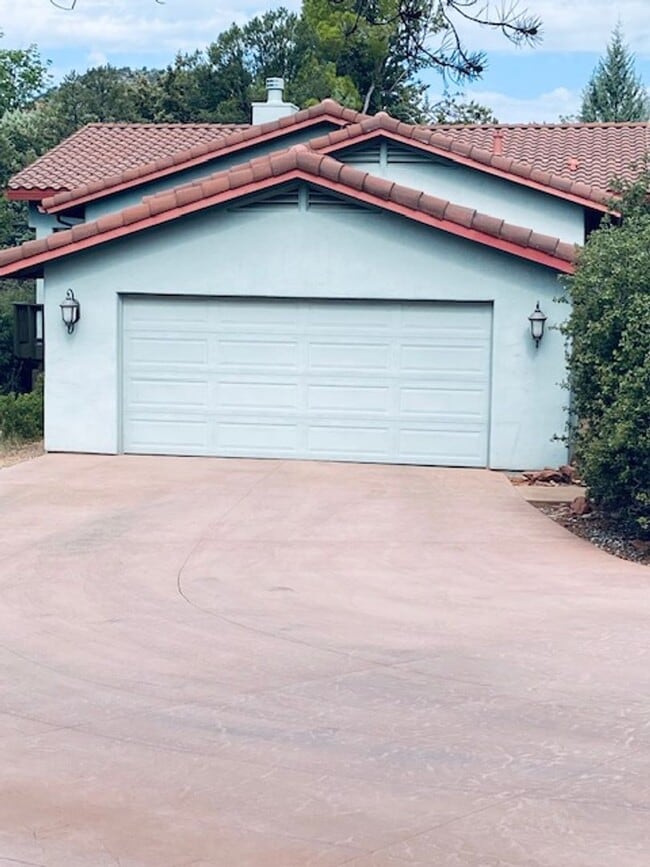 Building Photo - 255 Canyon Dr