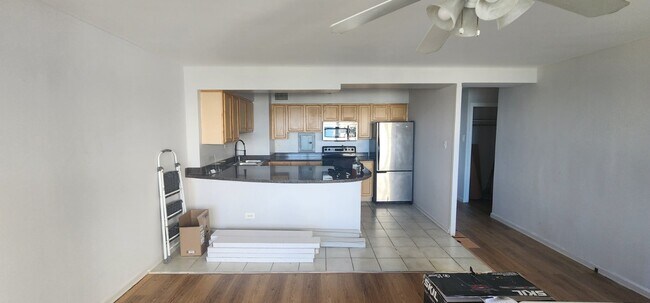Huge kitchen with the peninsula, and countertop can easly be used to accomodate up to 4 chairs - 6030 N Sheridan Rd
