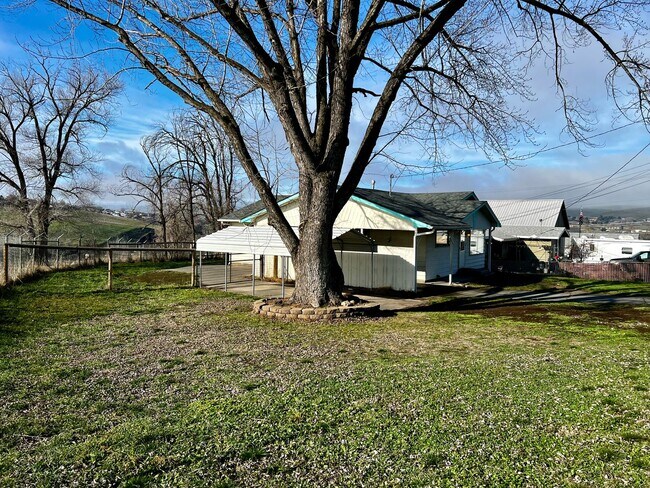 Foto del edificio - 3-Bedroom Home on Corner Lot with a View!