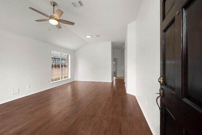 Foto del edificio - 16014 Lakestone Dr