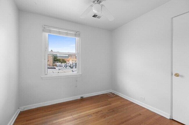 Foto del edificio - 1456 W Irving Park Rd