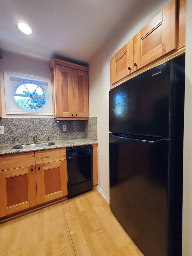 Foto del edificio - Charming 1-Bedroom Condo in Prime Sandy Sp...