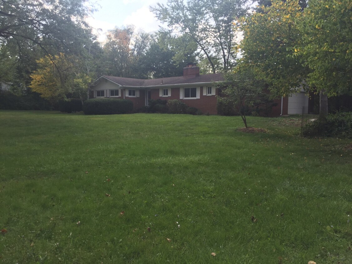 3212 Charing Cross Rd Ann Arbor, MI 48108 Alquileres en Ann Arbor, MI