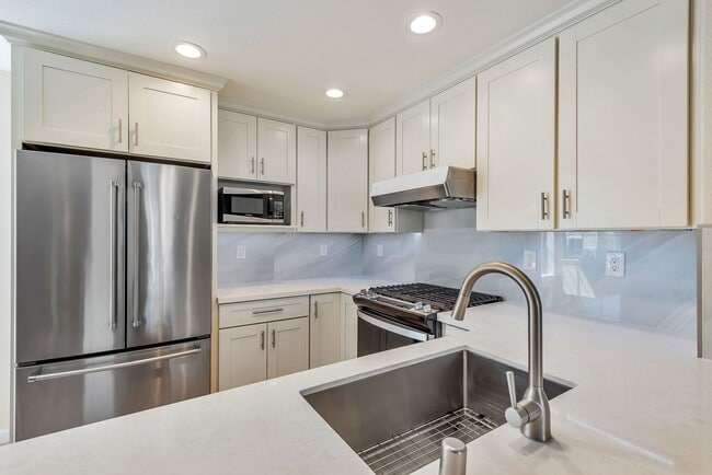 Building Photo - Remodeled 2 Bedroom Townhouse