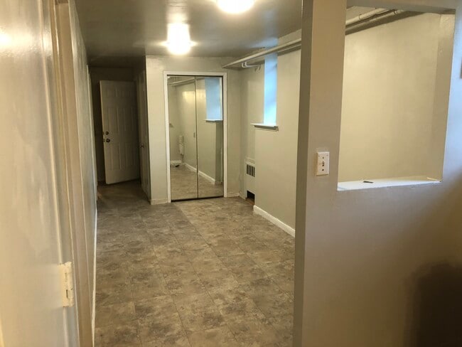 Foto 2 de la sala de estar - 132 Voss Ave