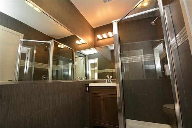Building Photo - Apartment with sleek finishes in Montrose ...