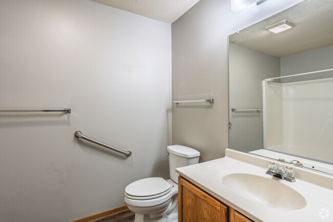 3 habitaciones, 2 baños - 1300 pies cuadrados - Baño principal - 802 Dickinson Ave