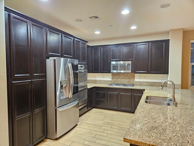 Foto del edificio - Beautiful  and large 4 bedroom / 3.5 bathr...