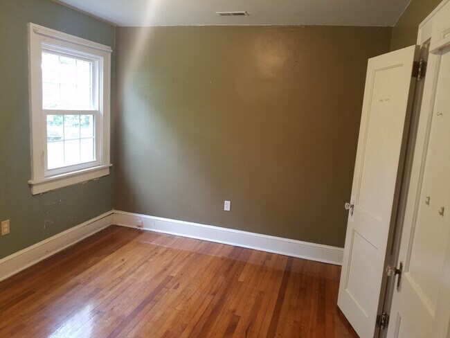 2nd bedroom - 127 Wedgewood Dr