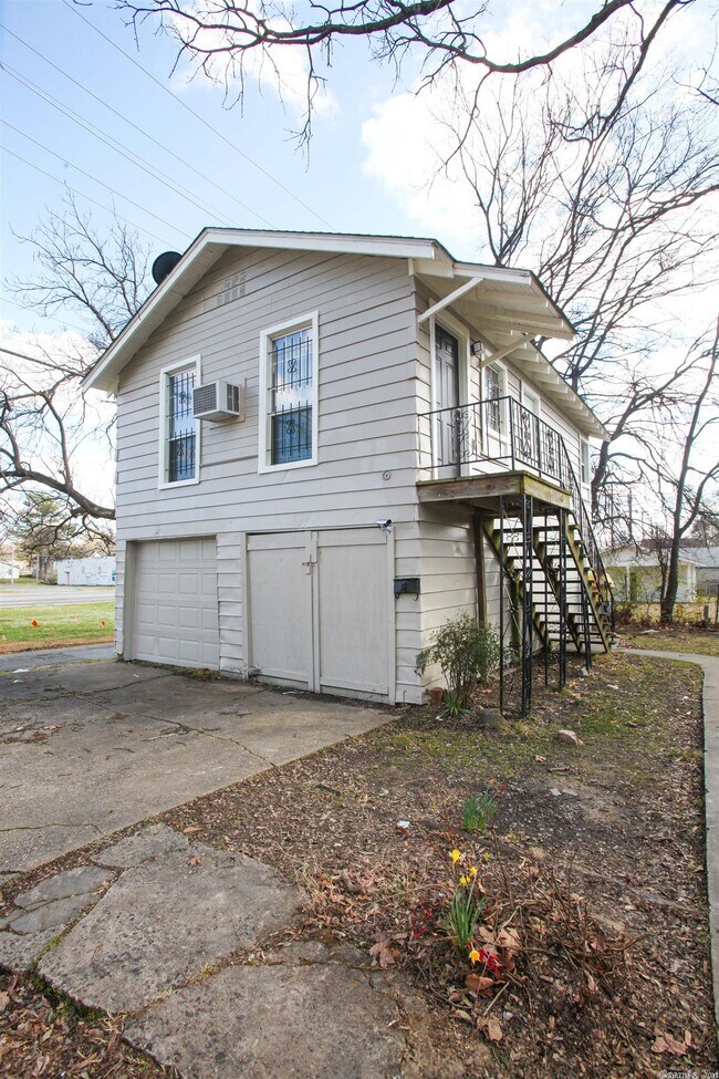 Building Photo - 1006 W 19th St