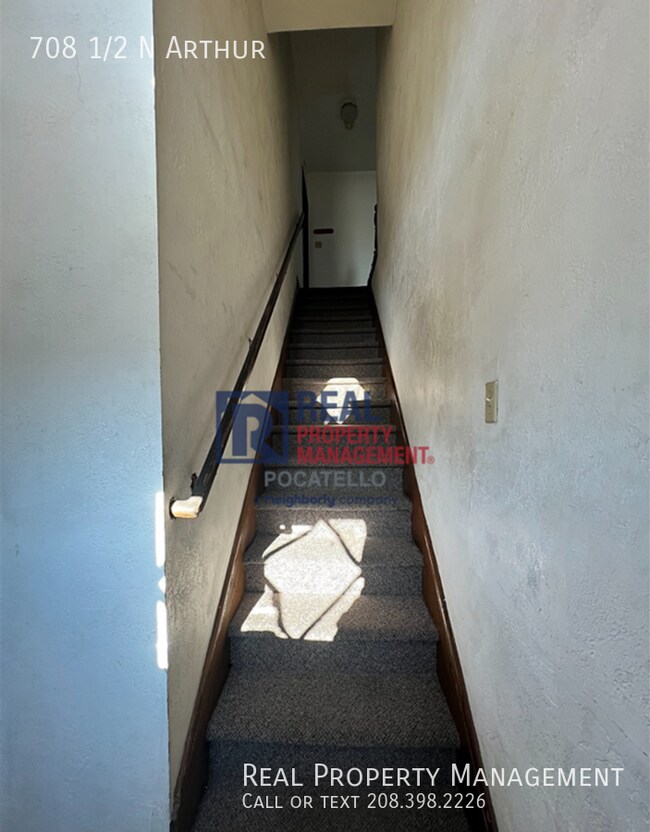 Building Photo - 2 Bedroom 1 bath - Upstairs unit