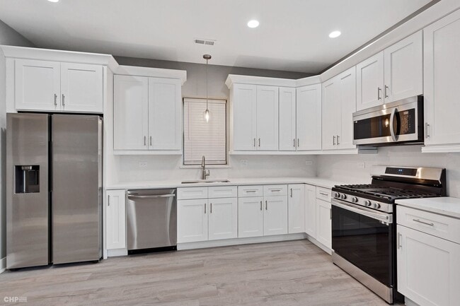 Building Photo - 2000 S Desplaines St