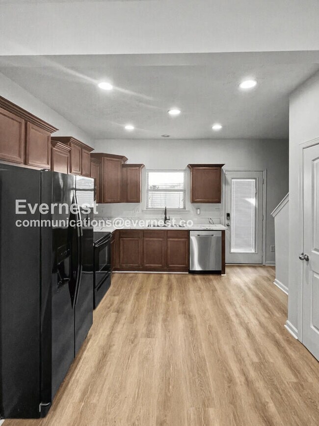 Building Photo - 2 Bed/2.5 Bath Townhome with Fenced Yard / Pet-Friendly / Available Now!