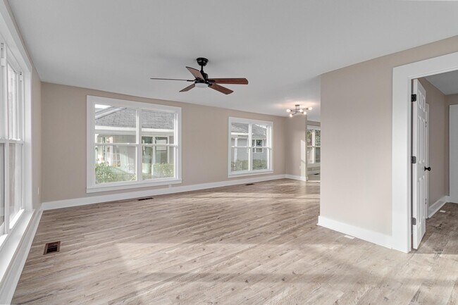 Building Photo - 730 W Cherry Ave