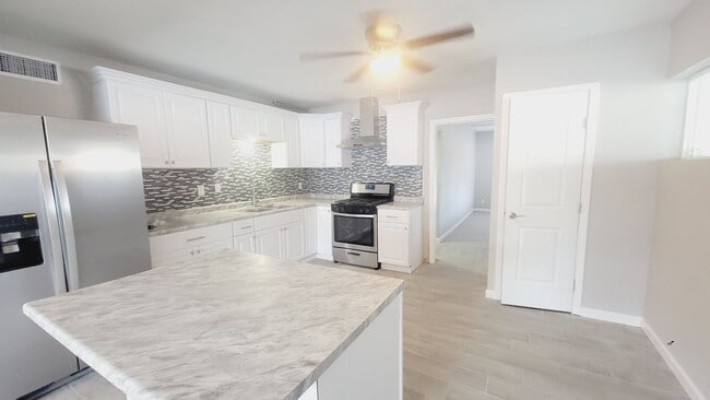 Building Photo - Recently renovated 3 bedroom, 2 bath home ...