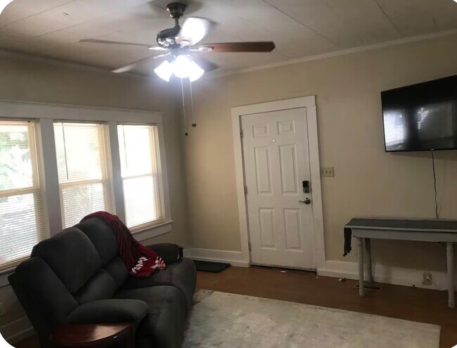 Building Photo - 2705 Vicksburg St