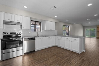 Building Photo - 502 7th St