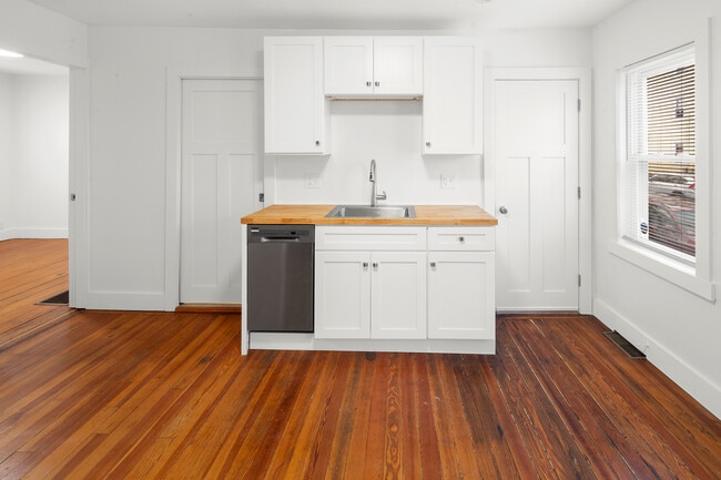 Building Photo - 323 Williams St