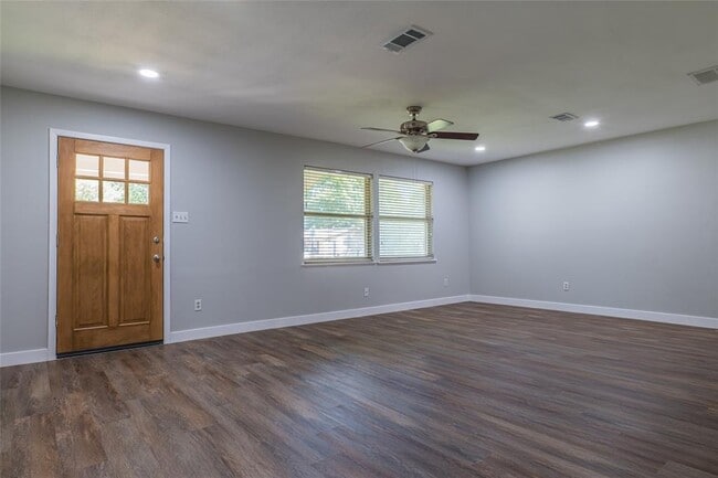 Foto del edificio - 9014 Slayton Dr