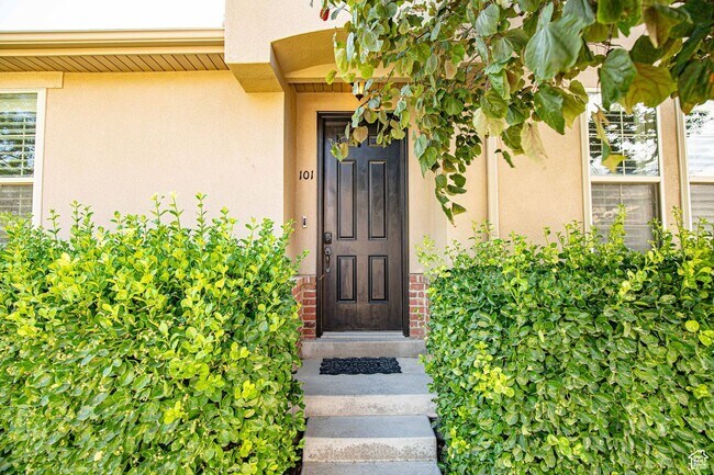 Building Photo - Incredible Lehi Townhouse