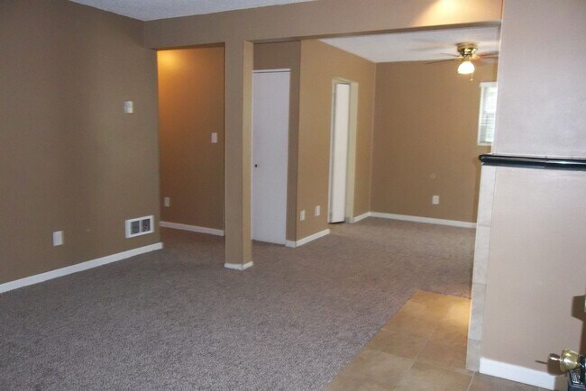 Building Photo - Charming Ground-Level Apartment in the Hea...
