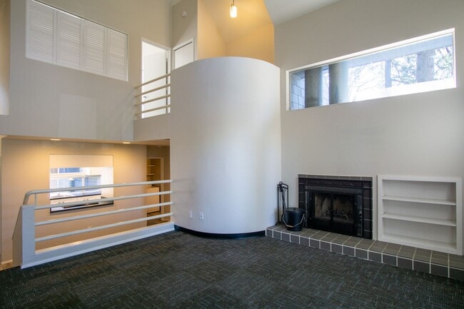 Building Photo - Fantastic Lake Oswego 2Bdr w/Fireplace, Dishwasher & W/D + Balcony