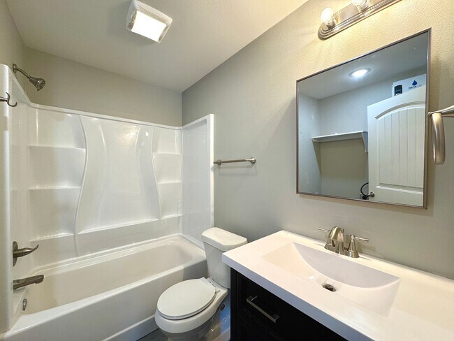 Foto del edificio - 1 Bedroom/ 1 Bathroom Triplex Unit in Sout...