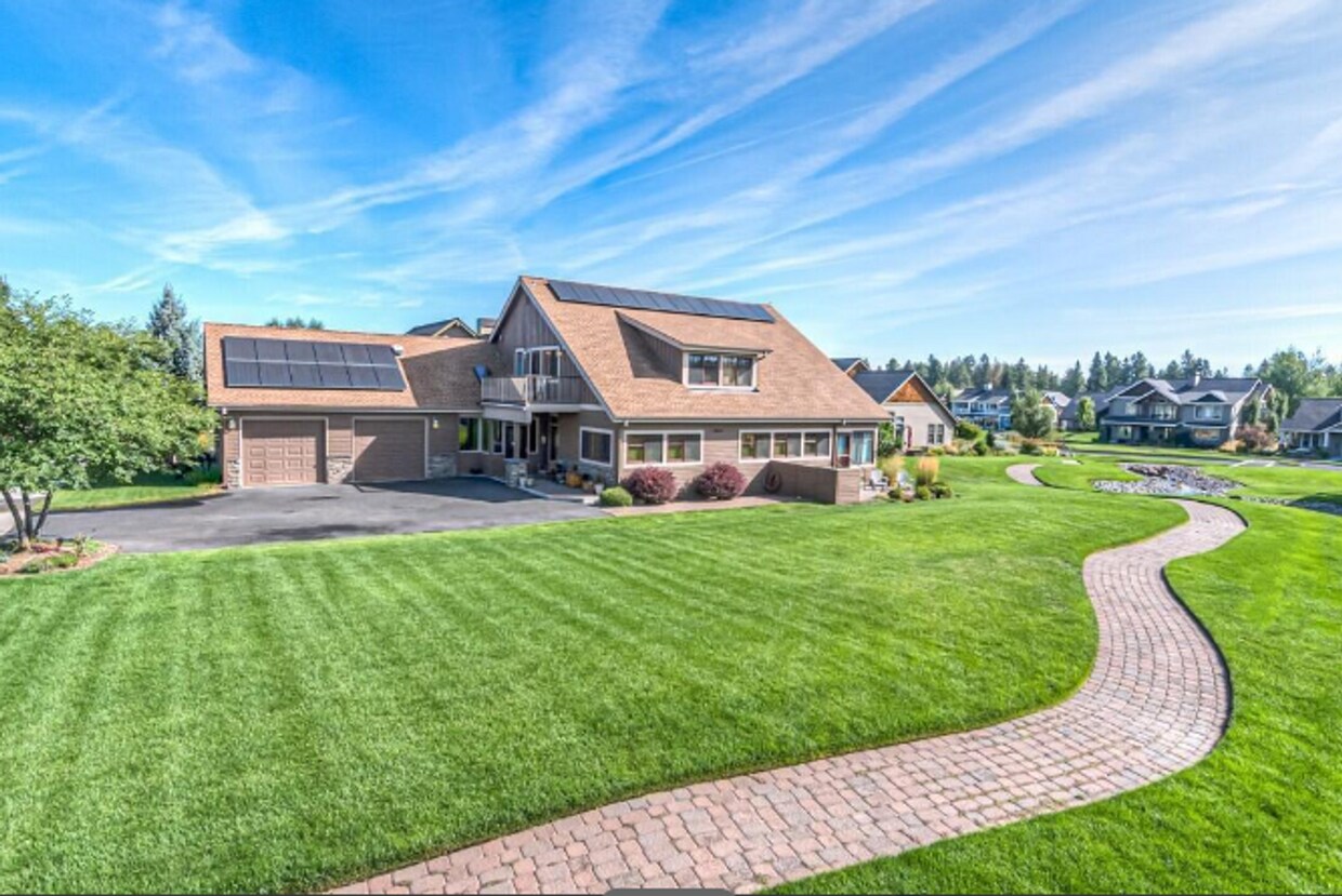 Foto principal - Stunning 4-bedroom/2-bath with pristine Mt. Views in Pine Meadow!