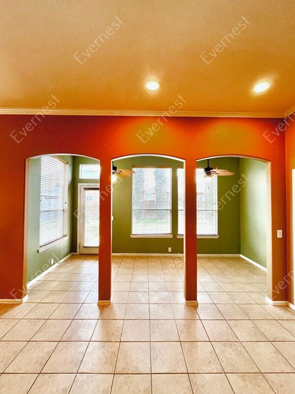 Building Photo - 2840 S Serrano