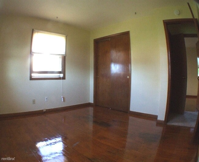 Building Photo - 2 br, 1 bath Duplex - 1985 52nd St SE