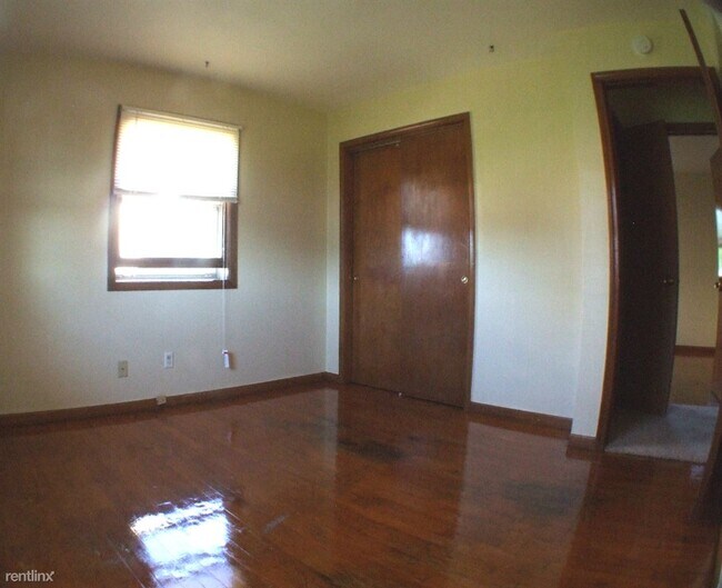 Foto del edificio - 2 br, 1 bath Duplex - 1985 52nd St SE