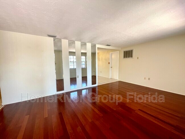 Building Photo - 4717 Phoenix Ave