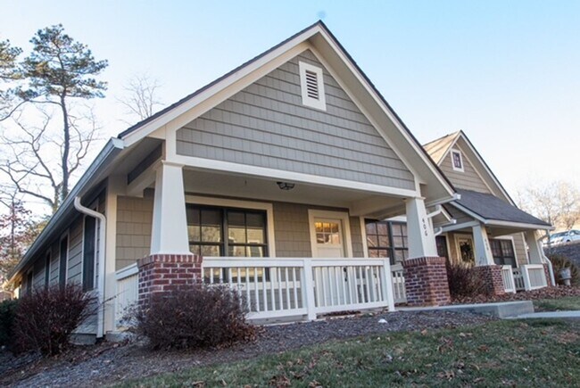 Foto del edificio - Townhouse right in Black Mountain available March 15.