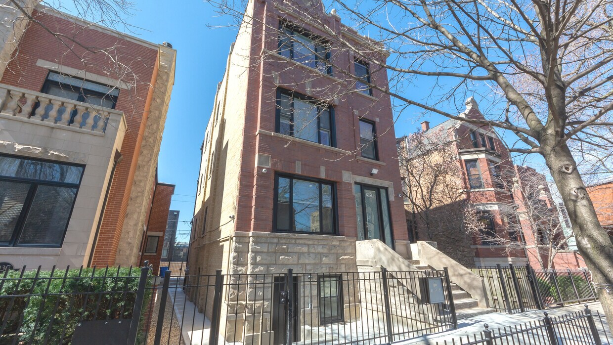 Primary Photo - 2036 N Hoyne Ave