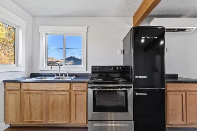 Building Photo - 3718 Custer Dr