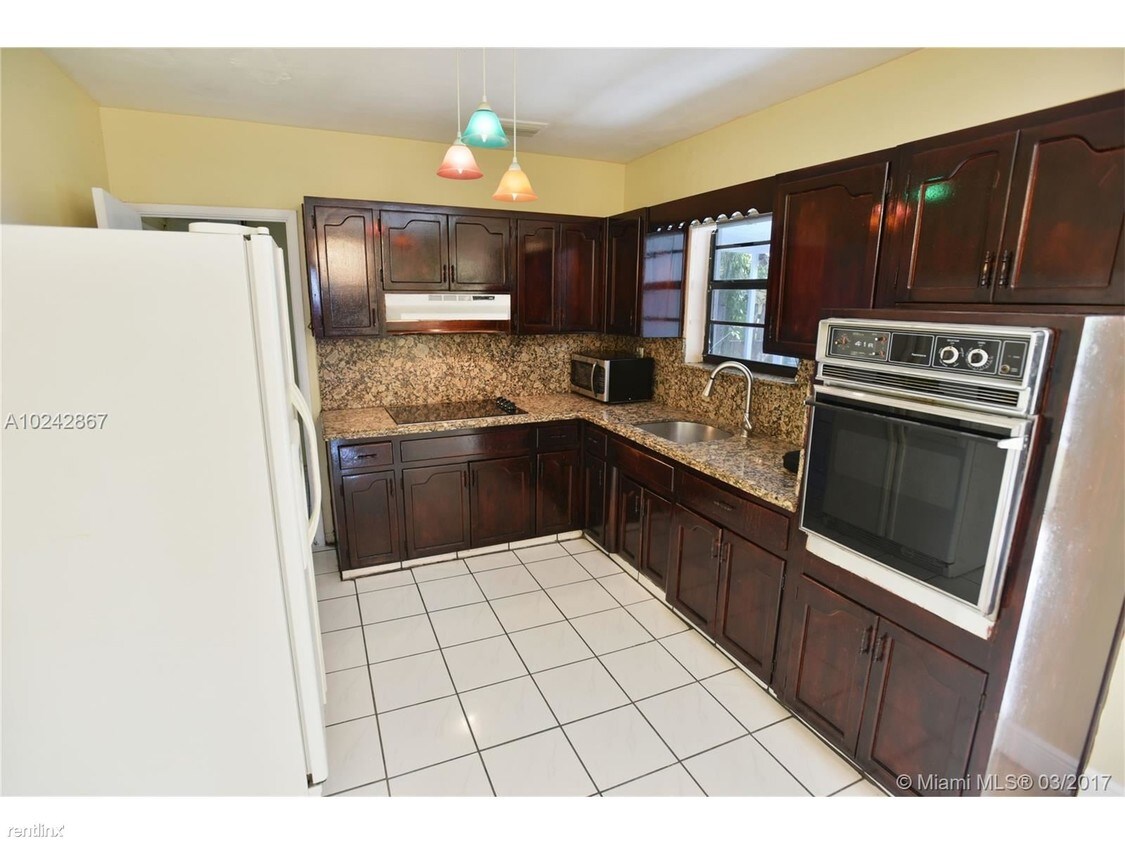Primary Photo - 2411 Arcadia Dr