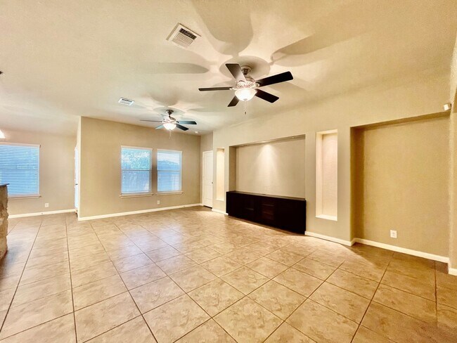 Building Photo - Immaculate Home In A Great Neighborhood!