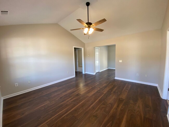 Building Photo - 3 bedroom 2 bath home on large corner lot