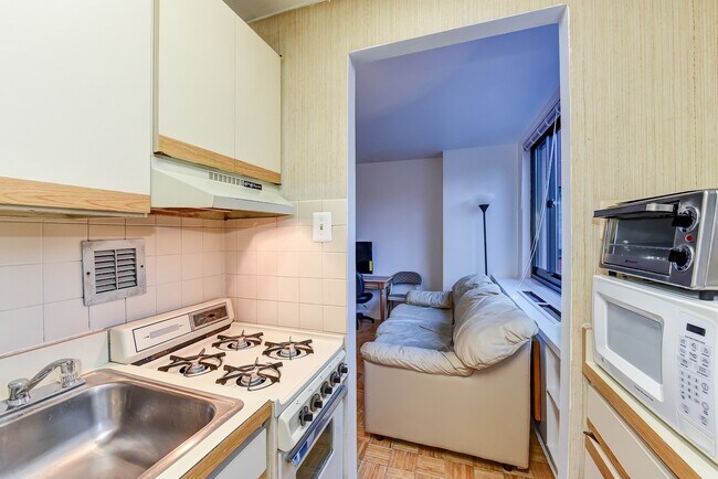Foto del edificio - Spacious & Bright Unfurnished Studio for Rent