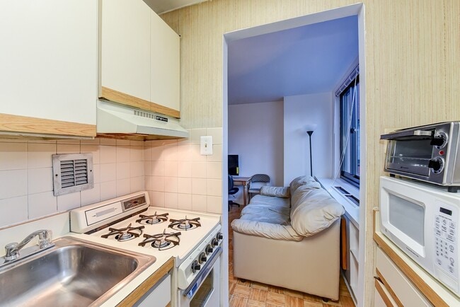 Building Photo - Spacious & Bright Unfurnished Studio for Rent