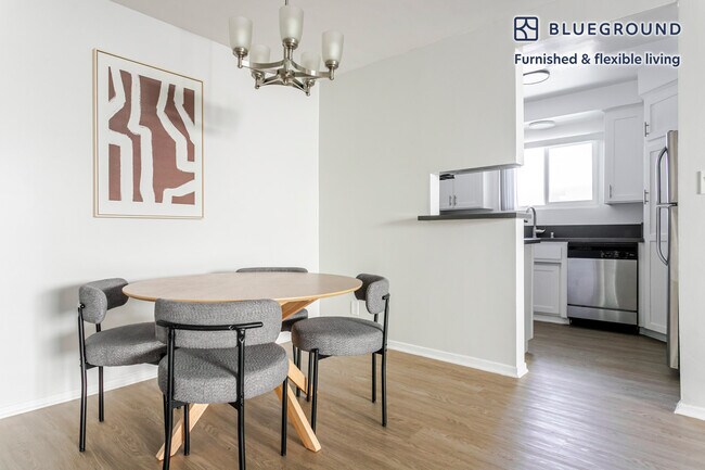 Building Photo - 1371 S Beverly Glen Blvd