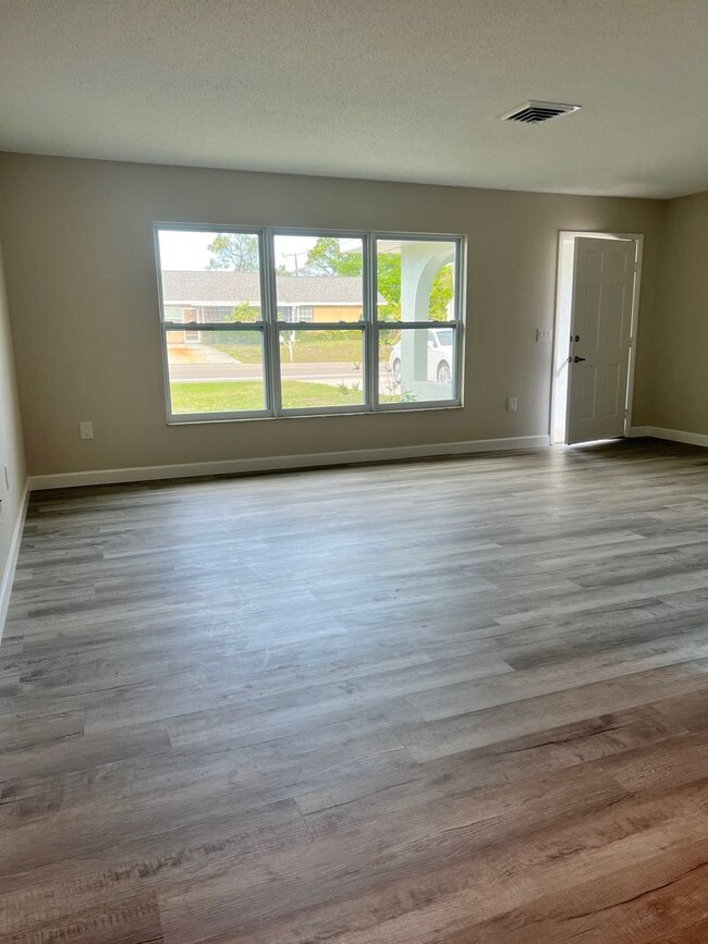 Building Photo - Venice, FL Newly Renovated 3BR/2BA/2CG Sin...