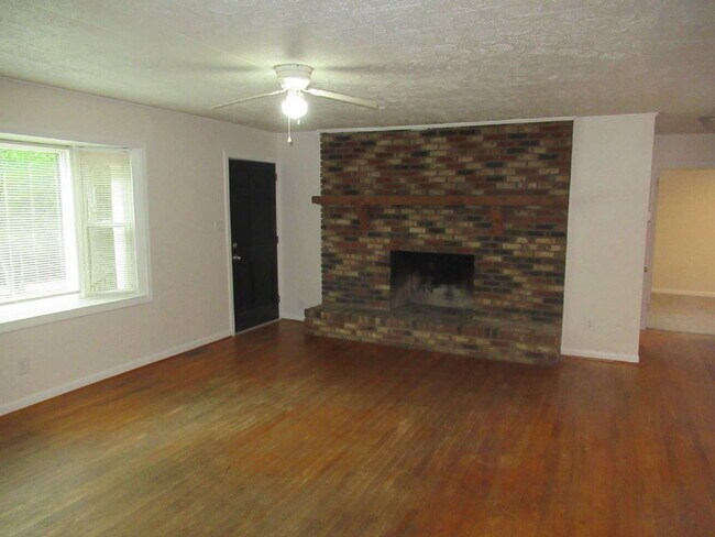 Building Photo - Charming Brick Ranch in a Convenient Lincolnton Location!